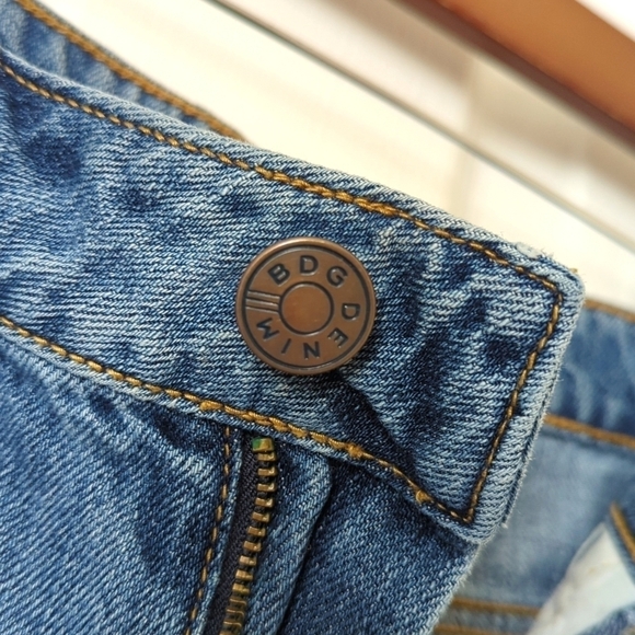 BDG Distressed Medium Wash High Rise Dree Cheeky Cut Off Denim Jean Shorts 28 - Picture 7 of 13